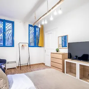 Convenient At Gastro Driven Location Apartamento
