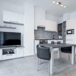 Bpr Chic White With Terrace & A/c & Garage Apartment